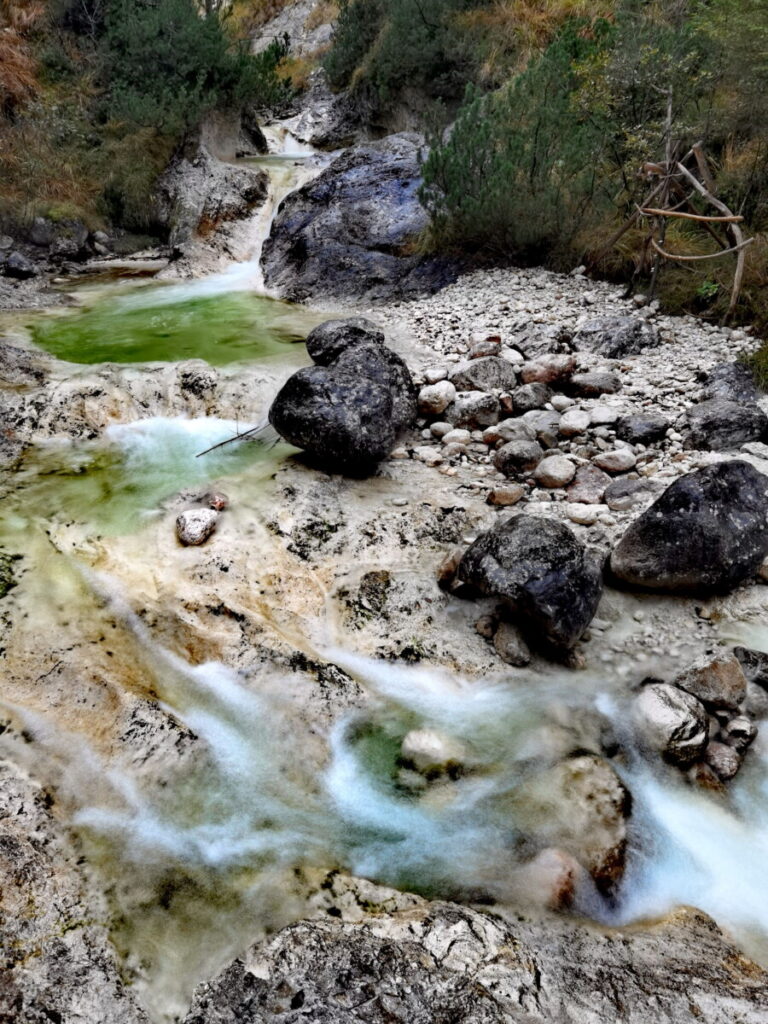 Lass dir bei der Aschauer Klamm Wanderung auch mal Zeit und bewundere den Wasserlauf des Bachs