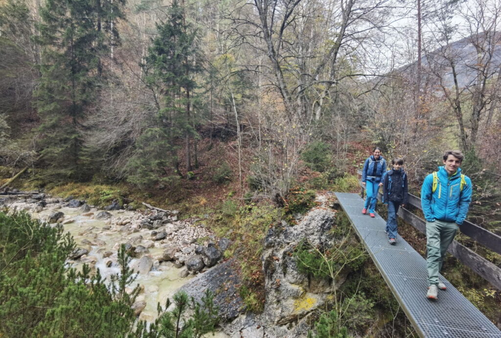 Über Brücken und Steg durch die Aschauer Klamm wandern